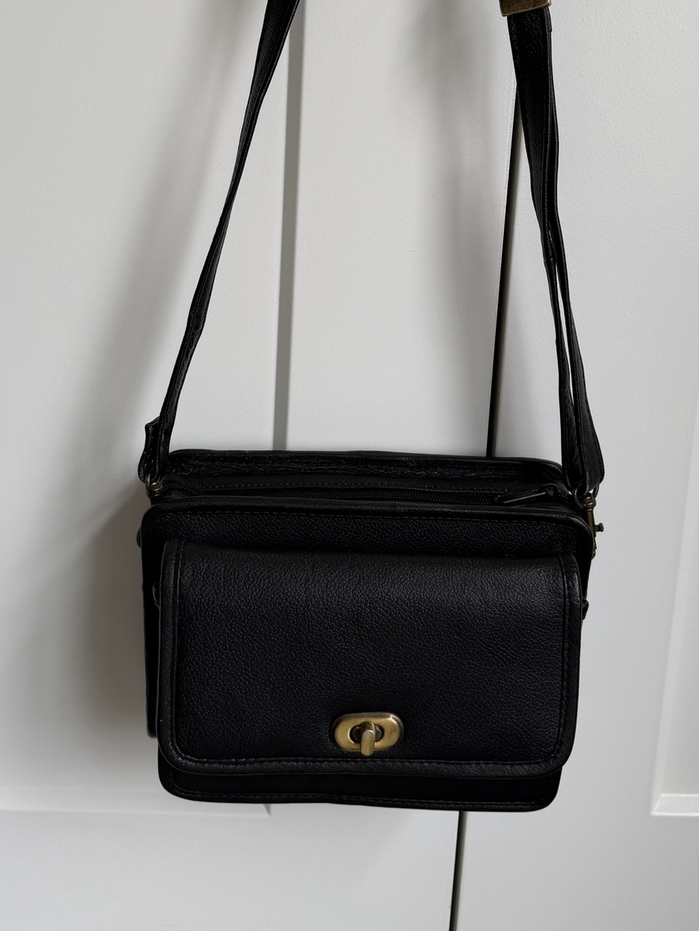Vintage Black Pebbled Leather Crossbody Bag Gold Turnlock Flap Adjustable Strap